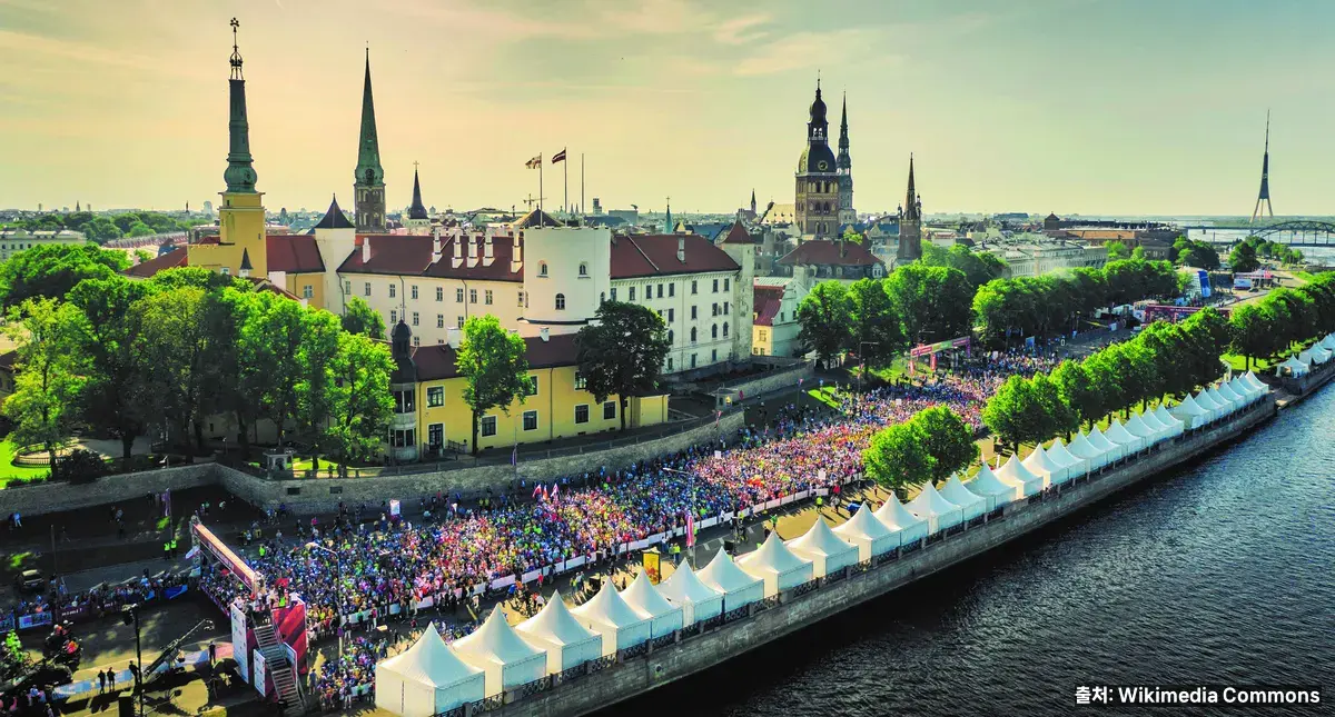 마라톤 출발 — 러닝 스마트워치는 페이스·심박 관리의 시작