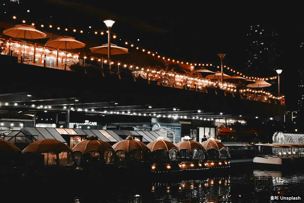 북한강 통창 카페의 강뷰 좌석 — 테라로사 서종 같은 대형 로스터리에서 자주 보이는 풍경