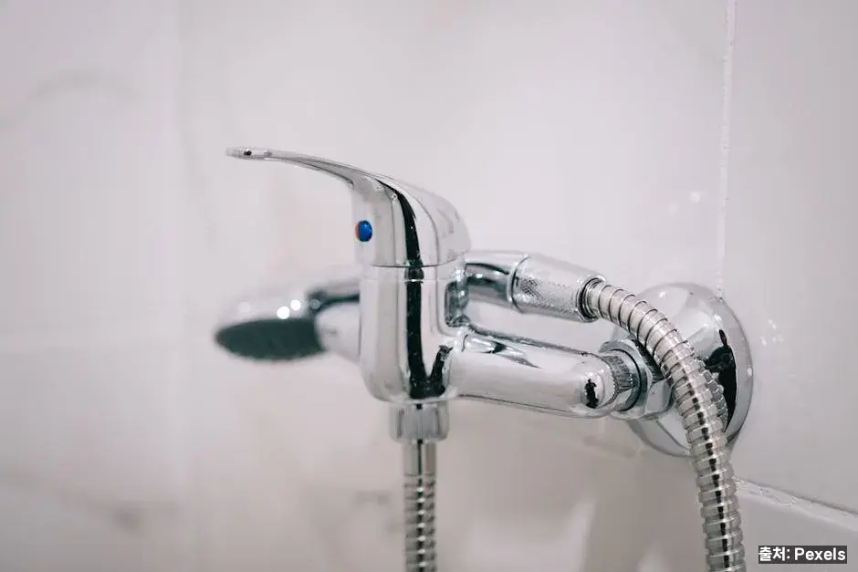 욕실 곰팡이가 자꾸 생기는 진짜 원인 관련 이미지