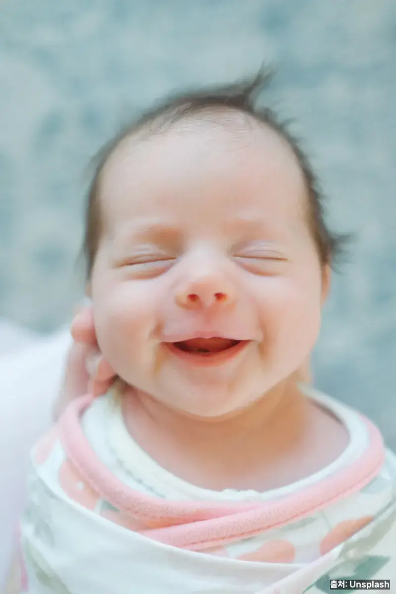 웃는 3개월 아기 - 사회적 미소 뚜렷