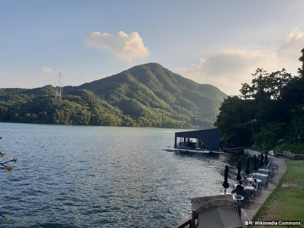 청평호 — 자라섬 캠핑장의 호수 풍경