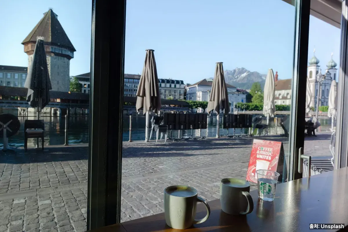 남한강 강변 풍경 — 구벼울 같은 양평 강뷰 카페의 마당에서 보이는 분위기