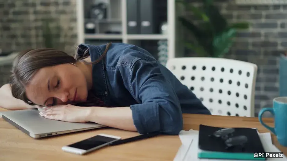 카페인 금단과 수면 부족 관련 이미지