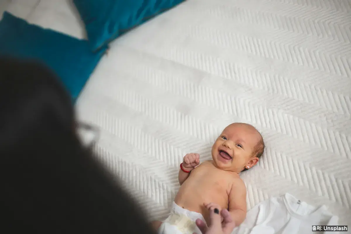 밝은 침대 위 3개월 아기 - 시각 확장 시기