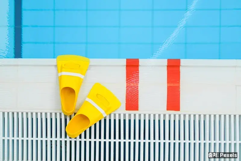 수건·세면도구 — 수영장 염소 관리가 핵심 관련 이미지