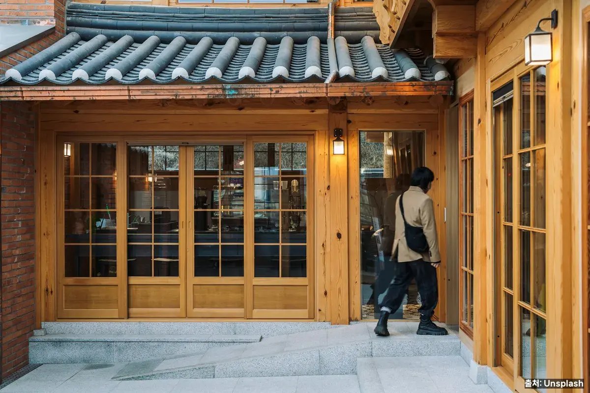 한옥 카페 마당과 기와 처마 — 칸트의마을 같은 한옥 콘셉트 카페에서 자주 보이는 결