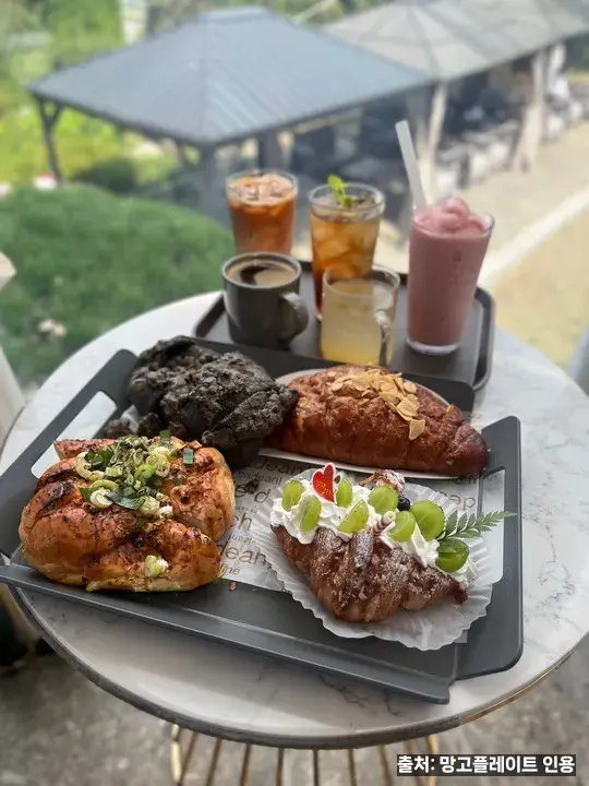 오로라 베이커리 — 한강뷰 야외 좌석