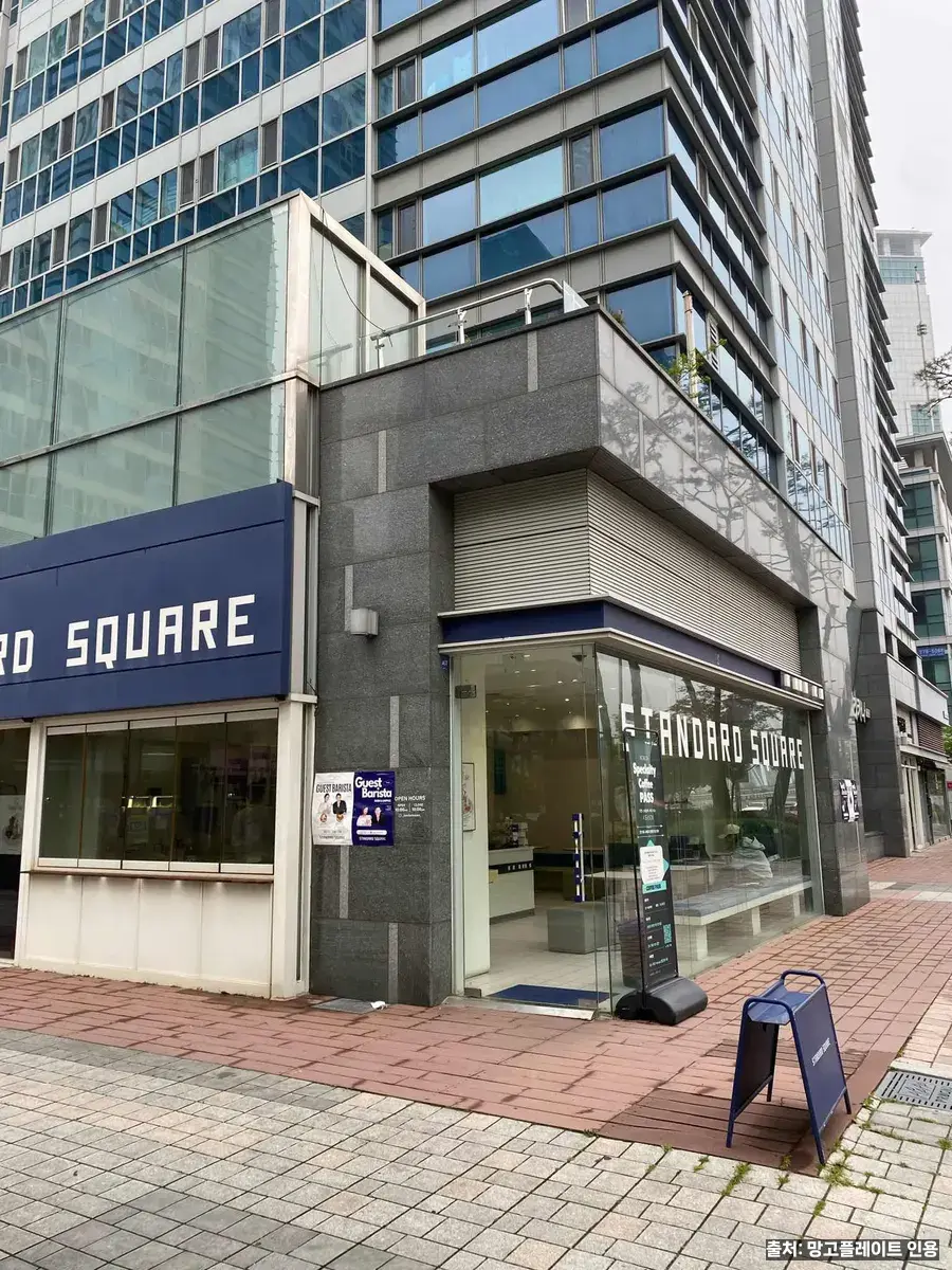 스탠다드스퀘어 — 화이트·블루 인테리어와 아인슈패너
