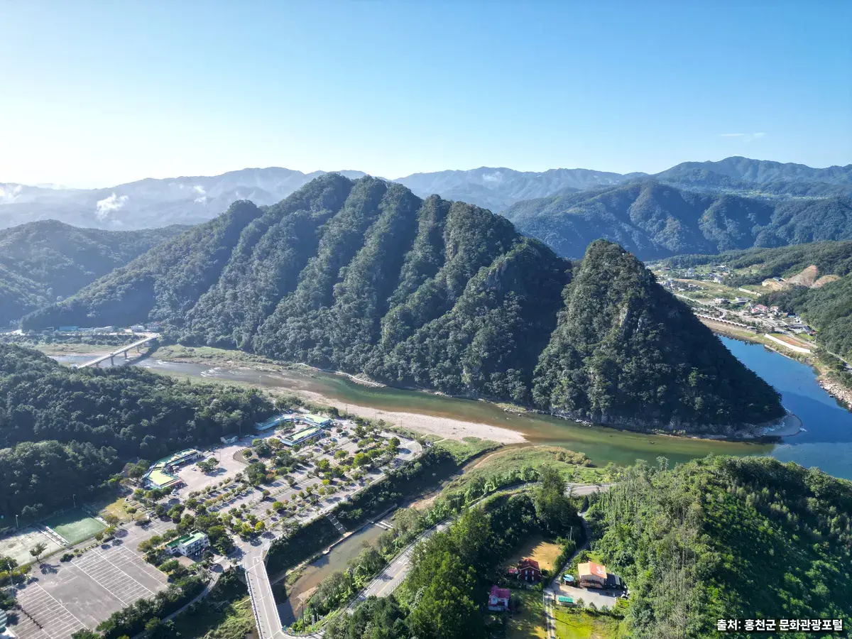 홍천강이 크게 휘감아 도는 서면 팔봉산과 강변 백사장, 관광지 주차장 전경
