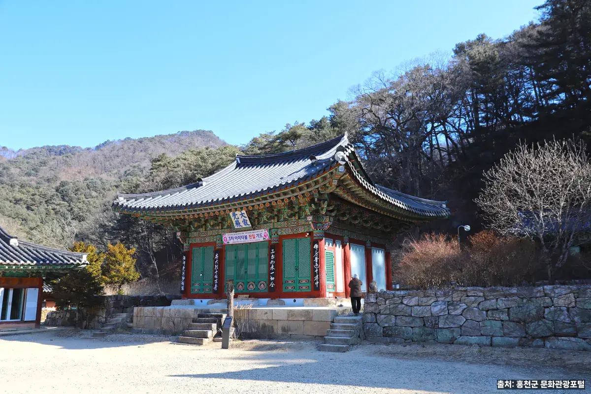 홍천 영귀미면 공작산 자락에 자리한 수타사 대적광전 외관