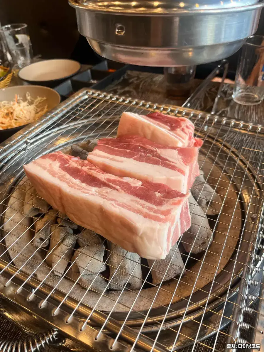 저녁 메뉴 못 정하는 사람을 위한 송도 타임스페이스 맛집 6곳 3 돈포레스트 송도타임스페이스점 숯불 위에 두툼하게 올려진 제주 삼겹살