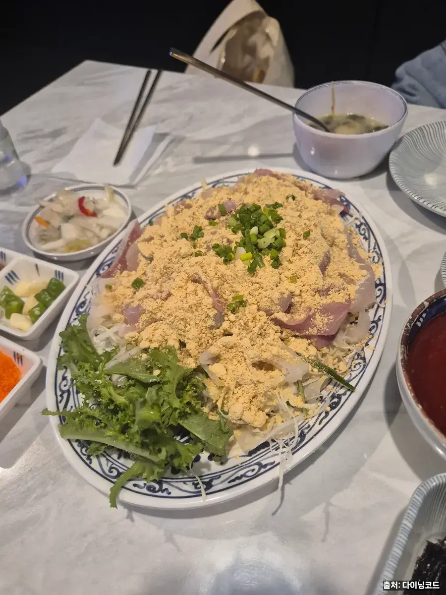 저녁 메뉴 못 정하는 사람을 위한 송도 타임스페이스 맛집 6곳 4 마케집 송도점의 콩가루를 넉넉히 올린 막회 한 접시와 곁들임 반찬