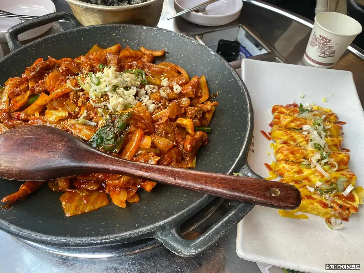 저녁 메뉴 못 정하는 사람을 위한 송도 타임스페이스 맛집 6곳 6 삼산회관 송도타임스페이스점의 무쇠팬에 담긴 돼지김치구이와 곁들여 나온 계란말이