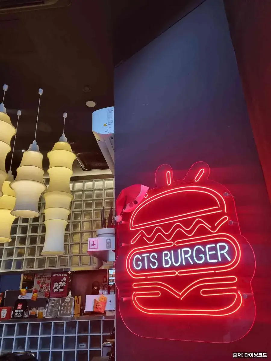 저녁 메뉴 못 정하는 사람을 위한 송도 타임스페이스 맛집 6곳 7 GTS버거 송도타임스페이스점 매장 내부의 붉은 네온 버거 사인과 주문 카운터