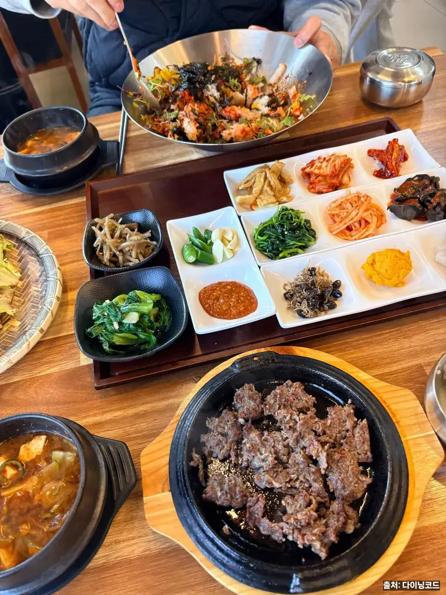 초원석쇠불고기 한옥 외관과 간판, 불국사 상가 단지 앞 도로에서 본 모습