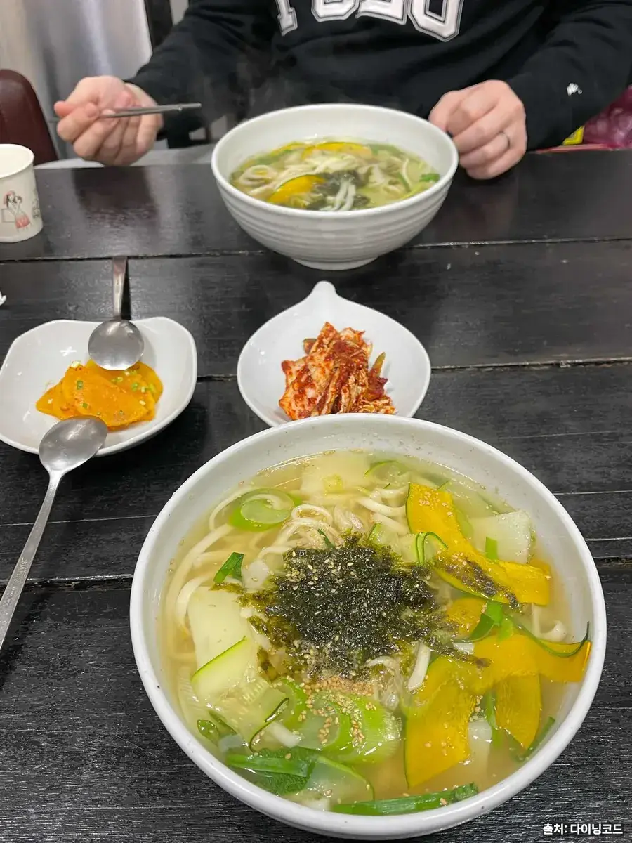 부산손칼국수의 칼국수 한 그릇, 애호박과 김가루를 얹은 맑은 국물