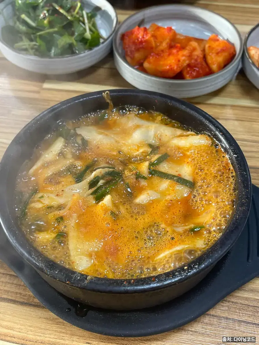 보불어탕명가의 어탕수제비 뚝배기, 부추와 수제비가 끓고 있는 붉은 국물